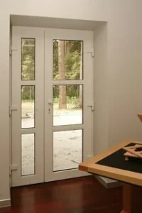 Пластиковые двери: Преимущества, виды и советы по выбору